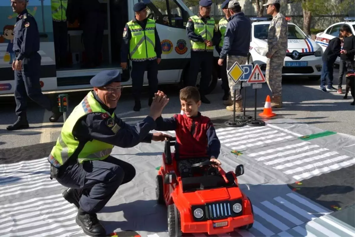 İzmir\'de jandarmadan depremzede çocuklarla trafik etkinliği