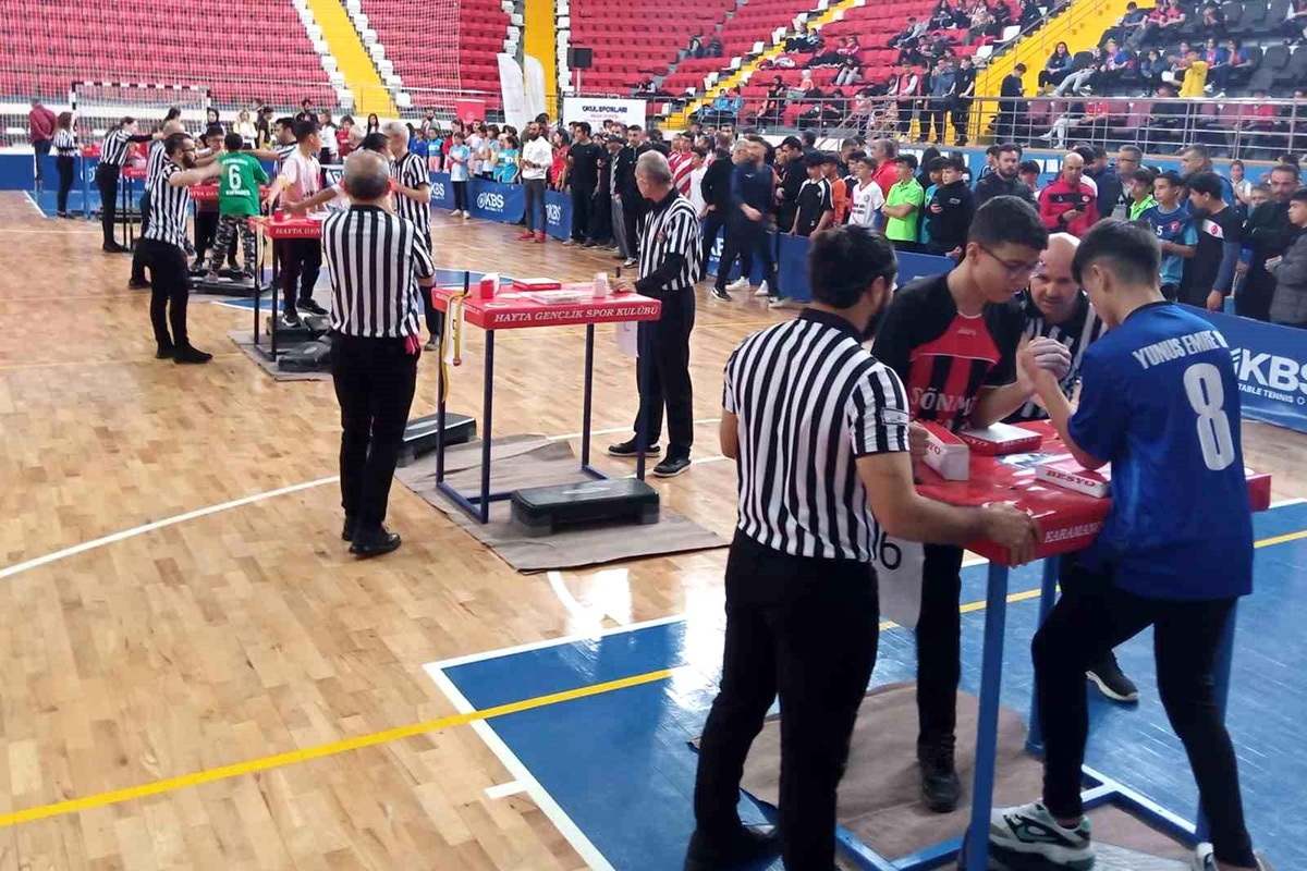 Karaman\'da okul sporları yıldızlar bilek güreşi grup müsabakaları başladı