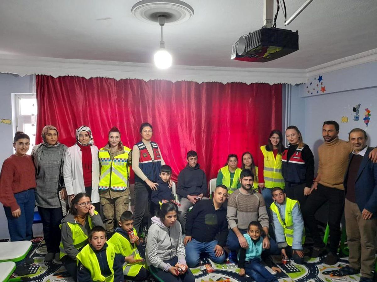 Kars\'ta jandarmadan özel çocuklara anlamlı ziyaret