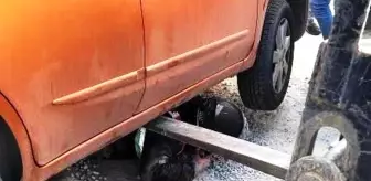Mıcırda kayan motosiklet otomobilin altına girdi