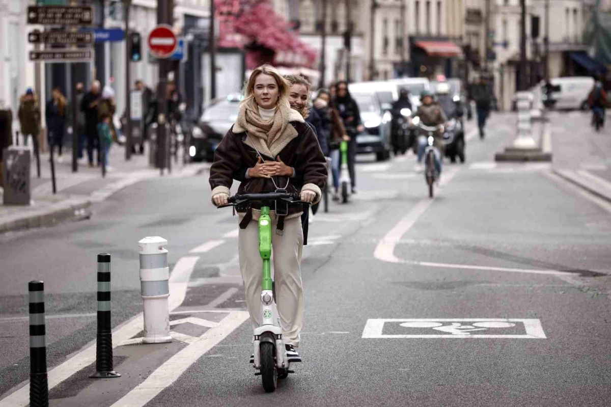 Paris\'te elektrikli scooter kullanımı yasaklandı