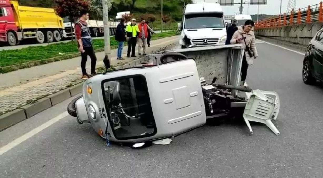 Servis aracının çarptığı moped yan yattı: 1 yaralı