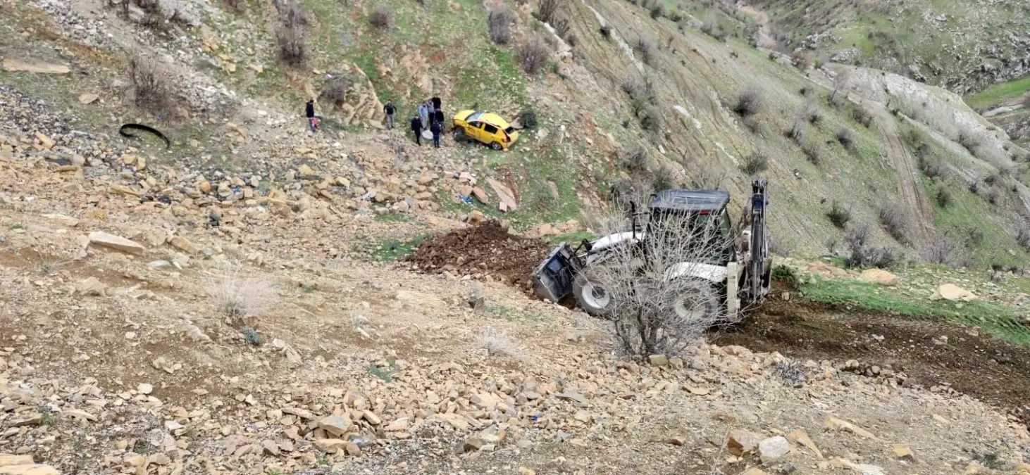 Şırnak\'ta ticari taksi şarampole yuvarlandı: 1 yaralı