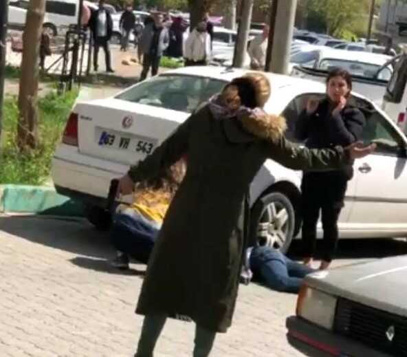 Sokak ortasında kan donduran olay! Kadın, öldürdüğü adamın başında bekledi Sokak ortasında kan donduran olay! Kadın, öldürdüğü adamın başında bekledi