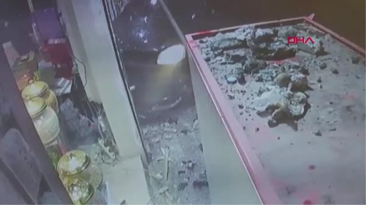 SÜRÜCÜSÜNÜN HAKİMİYETİNİ KAYBETTİĞİ OTOMOBİL İŞ YERİNE GİRDİ O ANLAR KAMERADA