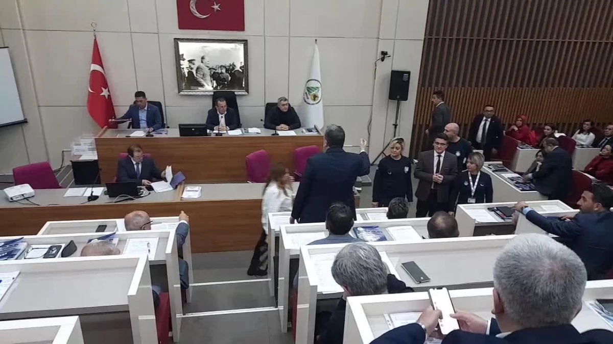 Tanju Özcan\'a Fırlattığı Su Şişesi İçin Özür Dilemeyi Reddeden Hacer Çınar, Belediye Mecilisi Toplantısından Çıkartıldı