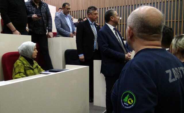 Tanju Özcan, önceki toplantıda kendisine su şişesi fırlatan meclis üyesini dışarı çıkarttı