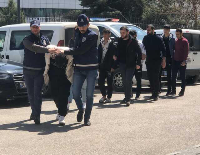 Tartıştıkları genci boğazından bıçaklayarak öldüren 4 zanlı saatler sonra yakalandı! Aralarında kadın da var