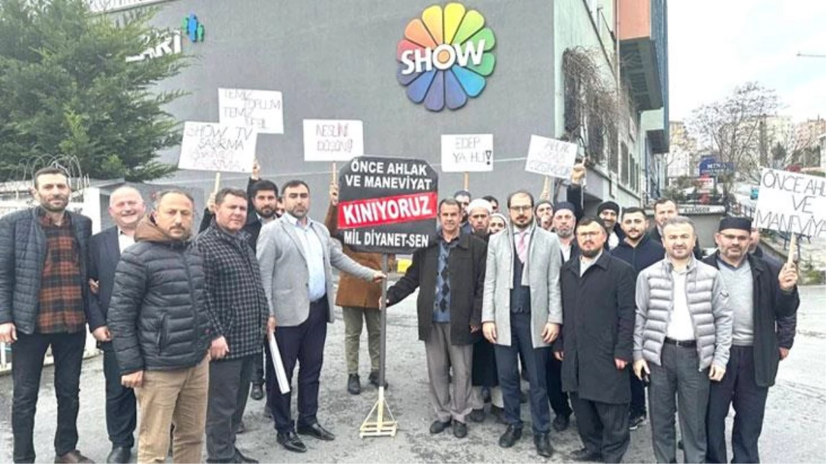 Cezaya destek çıktılar! Show TV\'nin önünde Kızılcık Şerbeti\'ne karşı protesto gerçekleştirildi: Edep yahu
