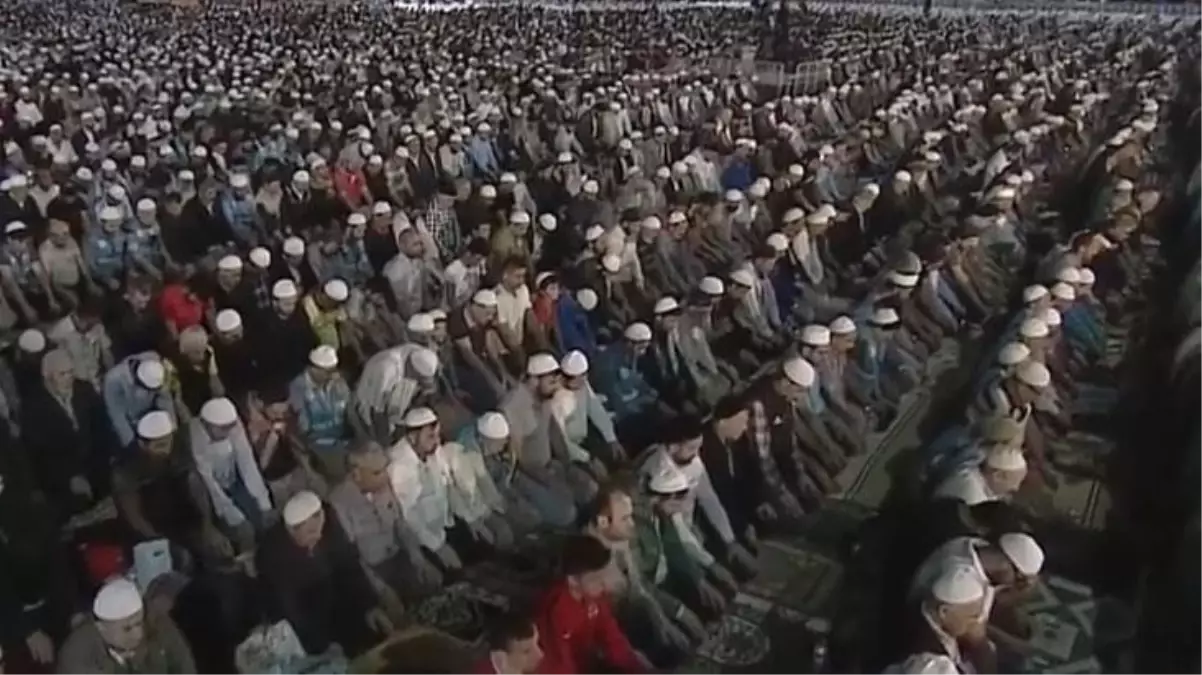 Yenikapı'da kılınan teravih namazına ait görüntülerin güncel olduğu iddiası