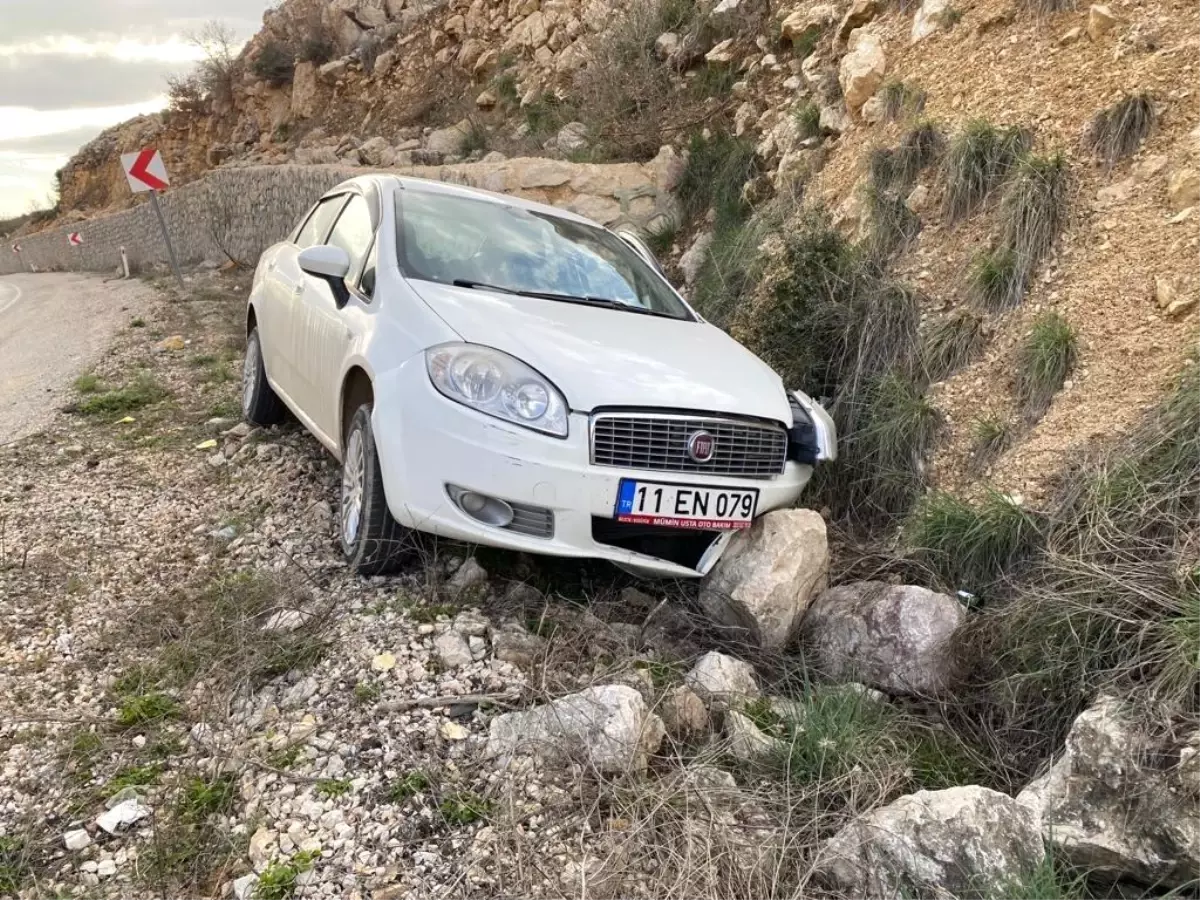 Yoldan çıkan araç kayalıklara çarparak durabildi: 4 yaralı