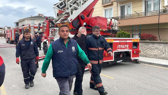 Alevlerin arasında kalan itfaiye eri hastanede hayatını kaybetti Alevlerin arasında kalan itfaiye eri hastanede hayatını kaybetti