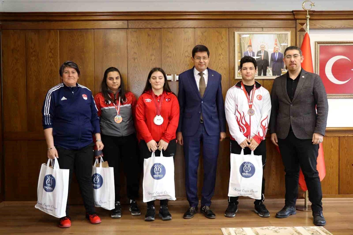 Başkan Özcan şampiyon sporcuları ağırladı