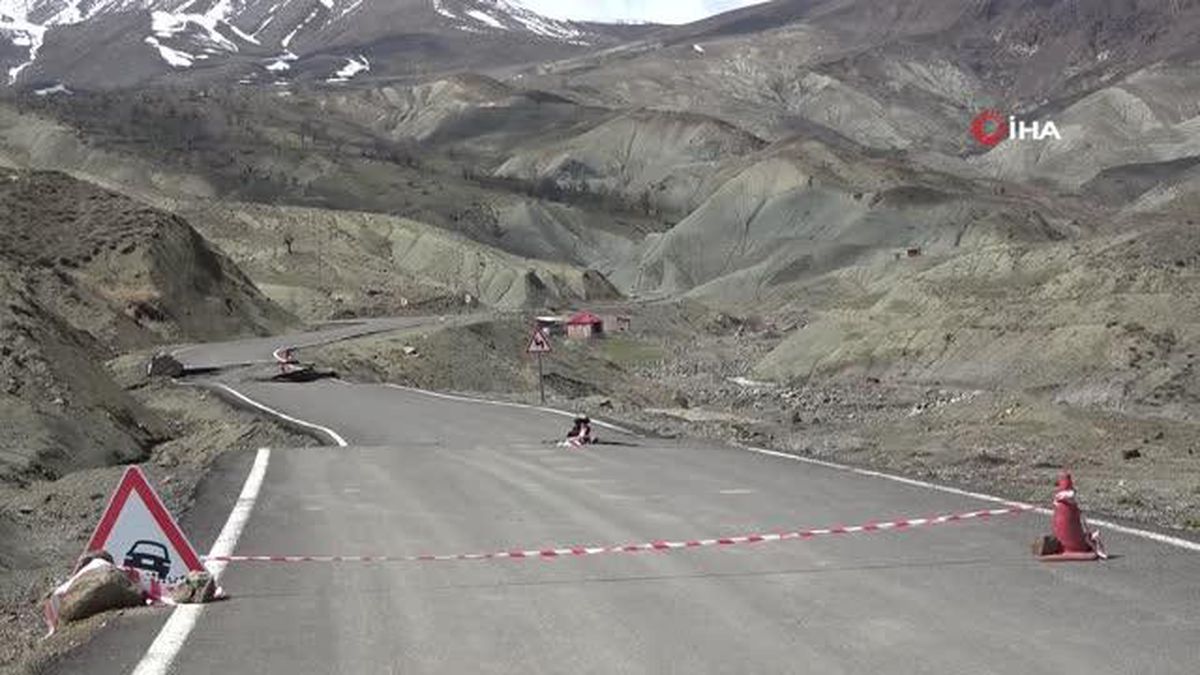Bingöl\'de heyelan: Yarıkların oluştuğu yol ulaşıma kapandı