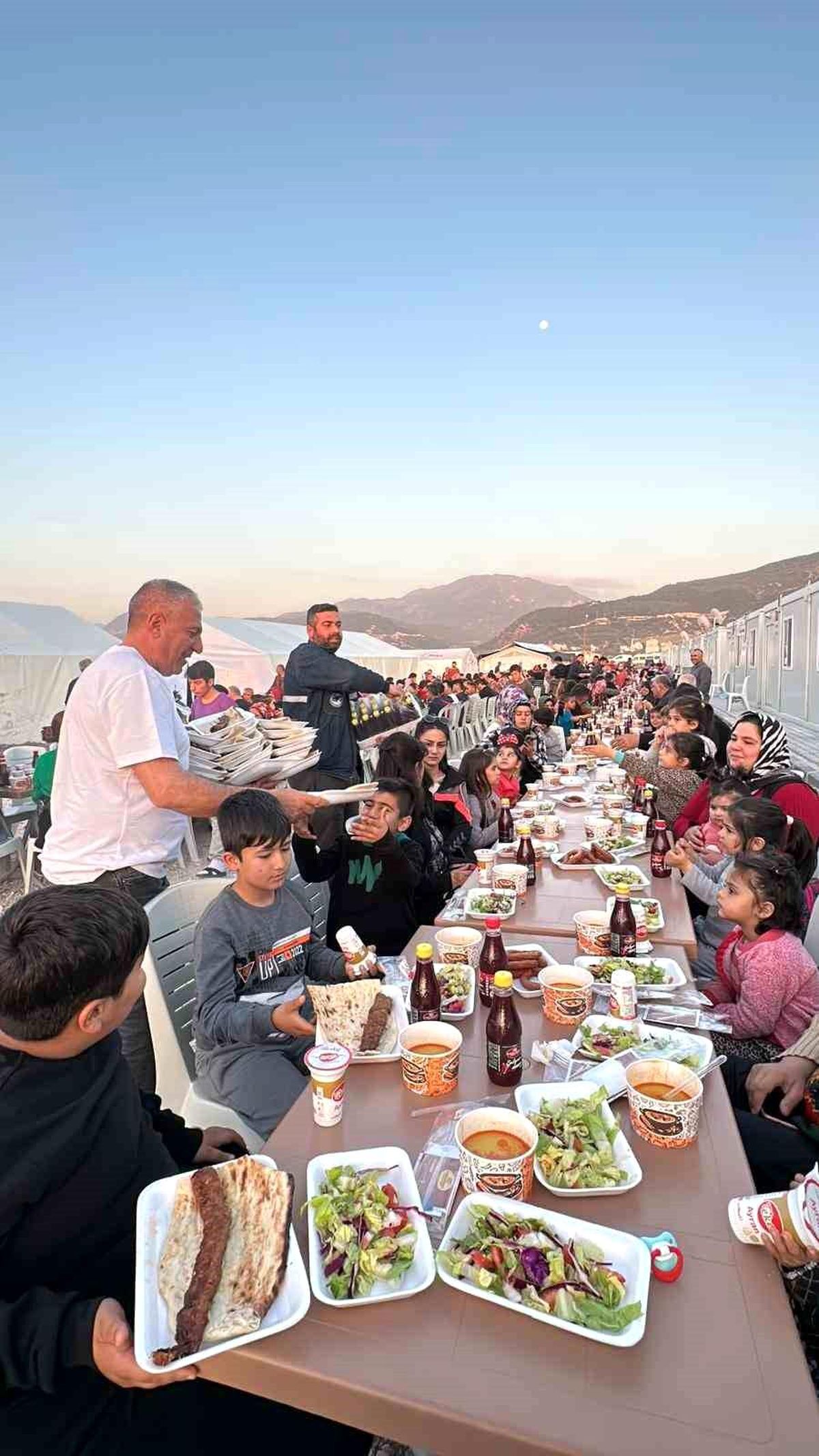 Binlerce depremzedeye iftarda Adana kebap ikram etti