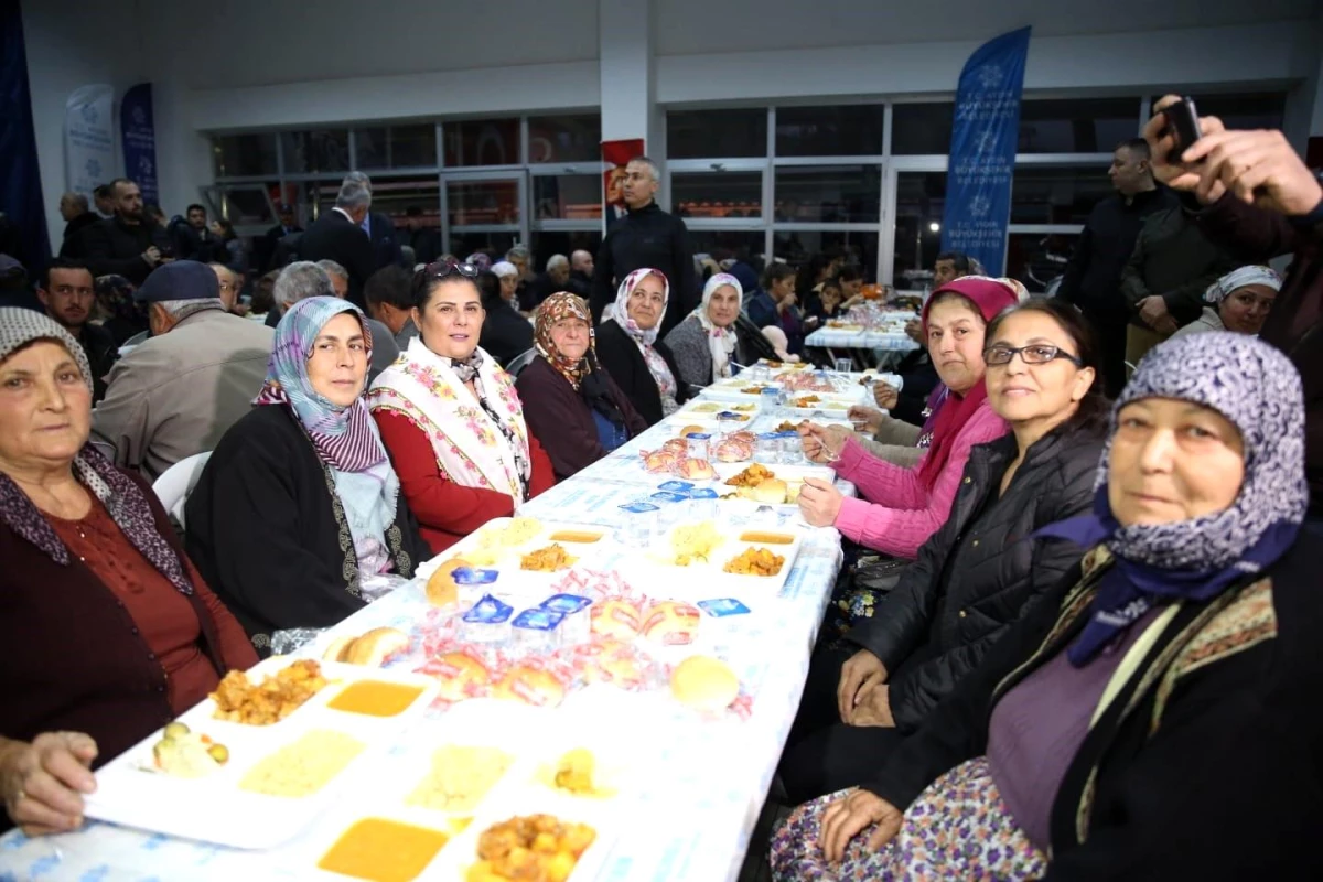 Büyükşehir, vatandaşları iftar sofralarında buluşturmaya devam ediyor
