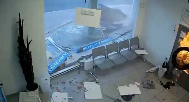 Çamaşır makinesi bomba gibi patladı, faciadan mucize eseri kurtuldu Çamaşır makinesi bomba gibi patladı, faciadan mucize eseri kurtuldu
