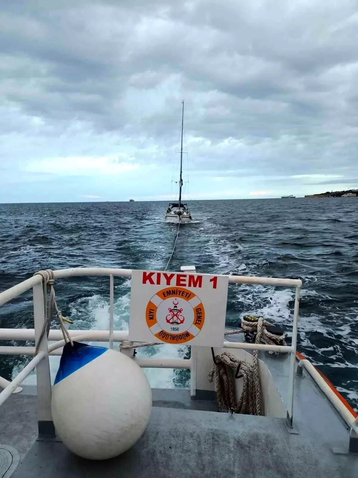 Çanakkale Boğazı\'nda yat makine arızası yaptı