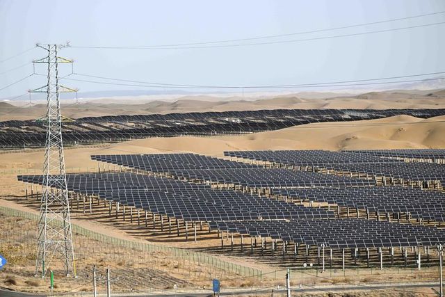 Çin, Çöllerde Devasa Güneş ve Rüzgar Enerjisi Tarlaları İnşa Ediyor Çin, Çöllerde Devasa Güneş ve Rüzgar Enerjisi Tarlaları İnşa Ediyor