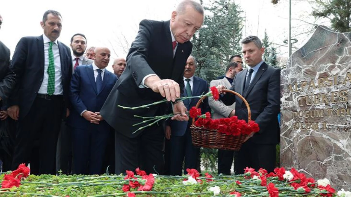 Cumhurbaşkanı Erdoğan\'dan manidar ziyaret! Alparslan Türkeş\'in mezarına gitti