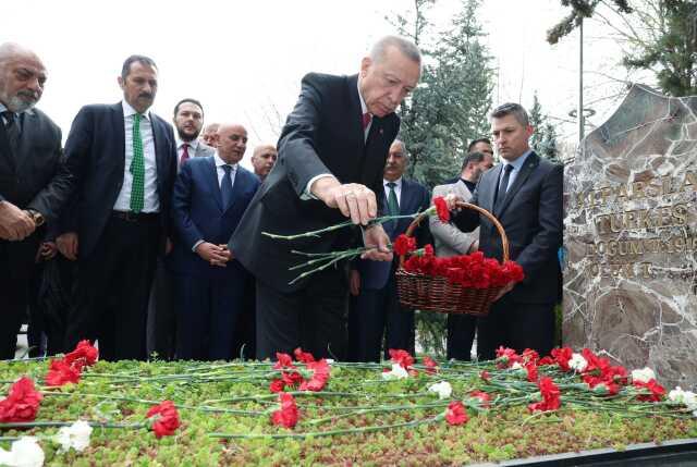 Cumhurbaşkanı Erdoğan, Alparslan Türkeş'in mezarını ziyaret etti