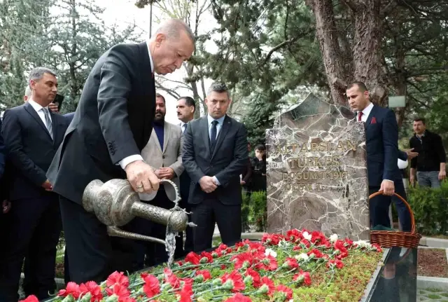 Cumhurbaşkanı Erdoğan, Alparslan Türkeş'in mezarını ziyaret etti
