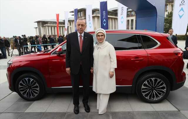 Cumhurbaşkanı Erdoğan ve eşi Emine Erdoğan'a takdim edilen Togg'daki plaka dikkat çekti! Herkes aynı yorumu yapıyor