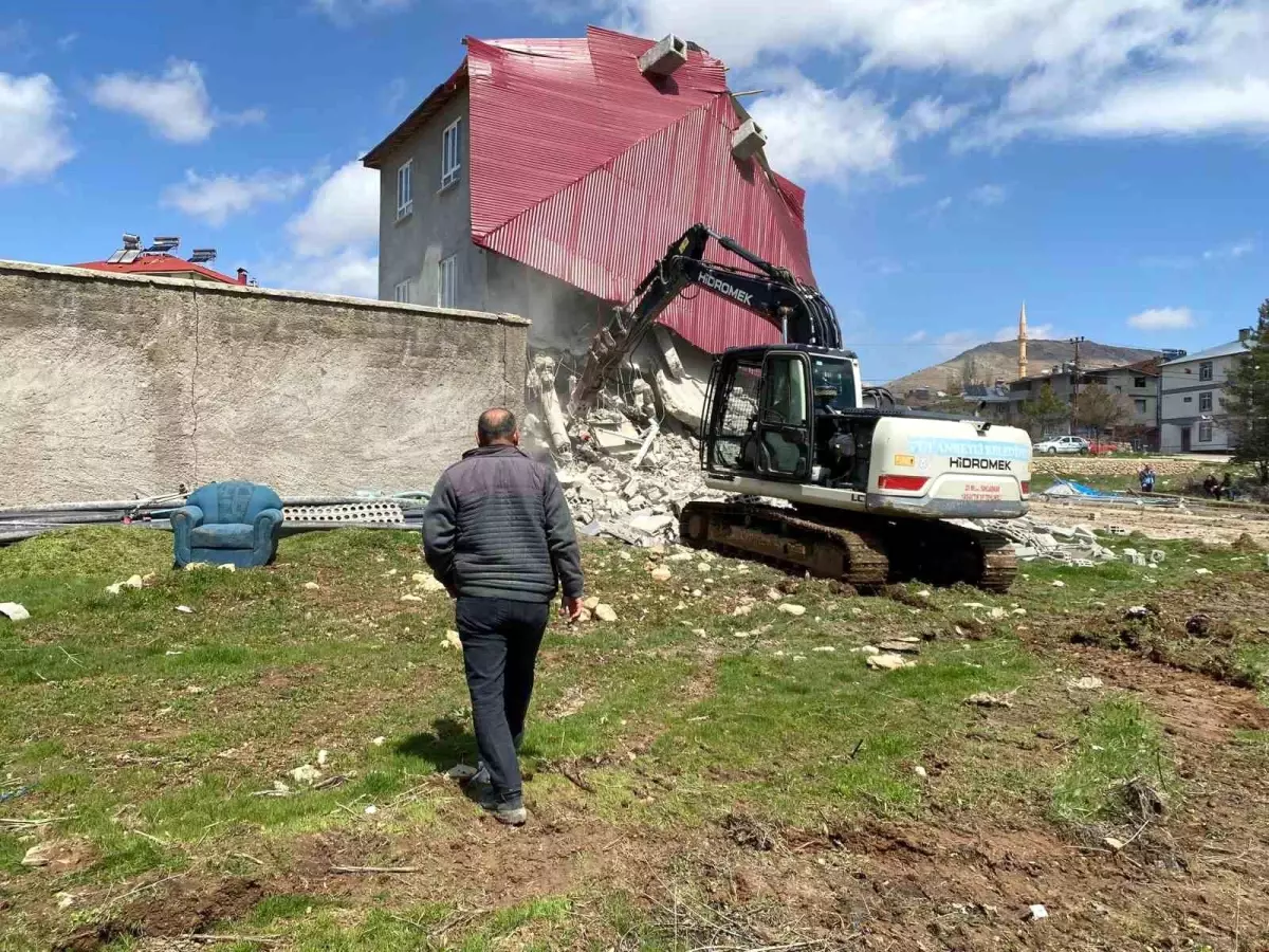 Depremde 1 kişinin öldüğü, 2 binanın yıkıldığı Tufanbeyli\'de 79 bina hasarlı çıktı