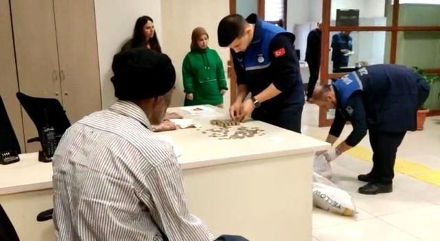 Dilencinin yarım günlük mesaisi: Üzerinden 2 bin 110 lira çıktı