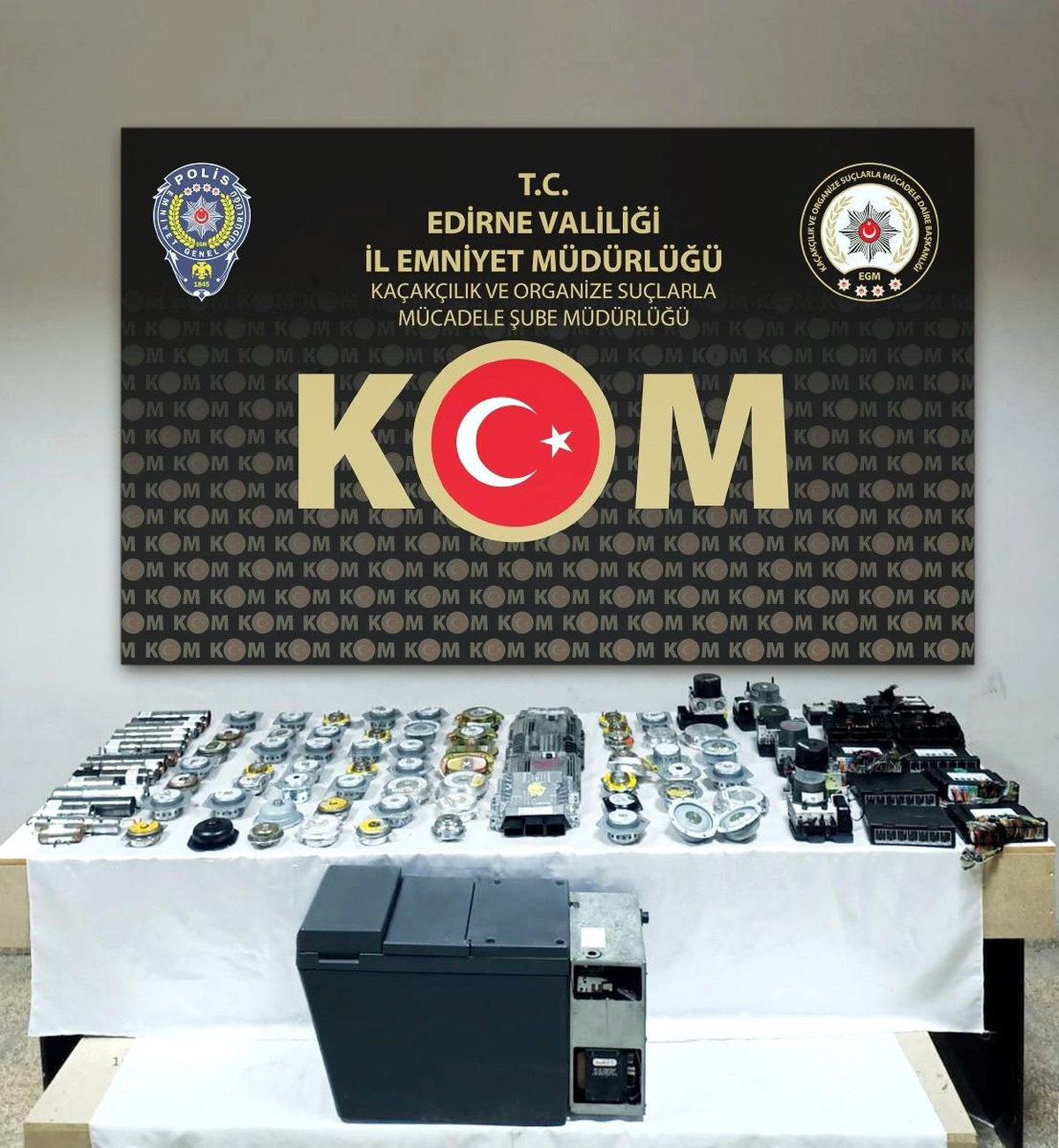 Edirne\'de gümrük kaçağı ürünler ele geçirildi