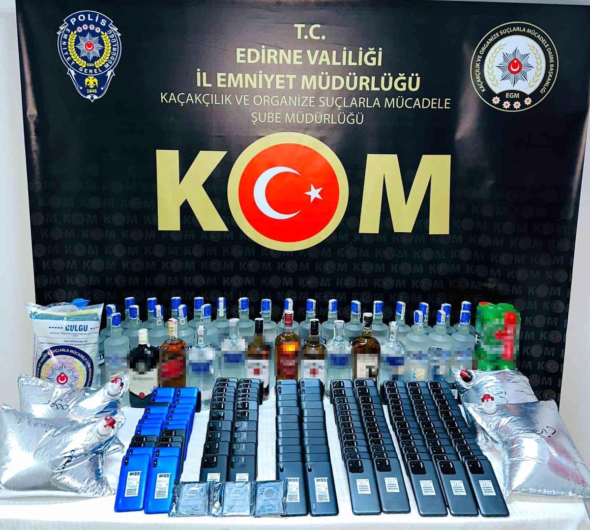 Edirne\'de kaçak ürünleri vücutlarına saran şüpheliler yakayı ele verdi