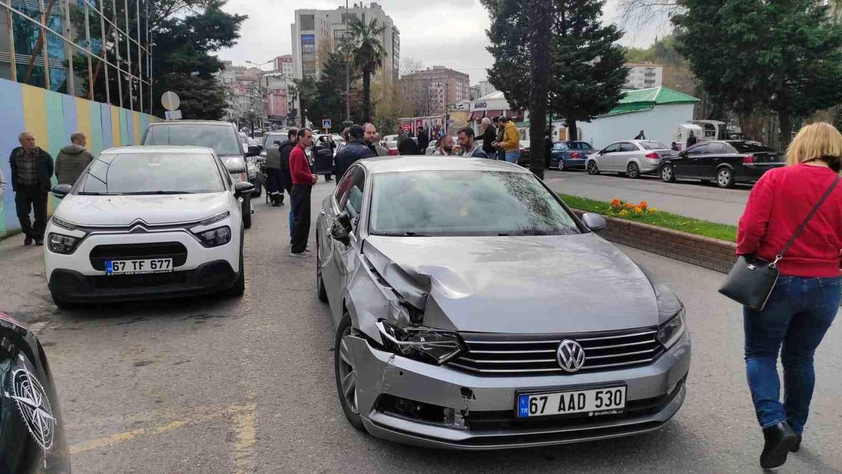 Ereğli\'de dikkatsiz sürücü, hasara yol açtı