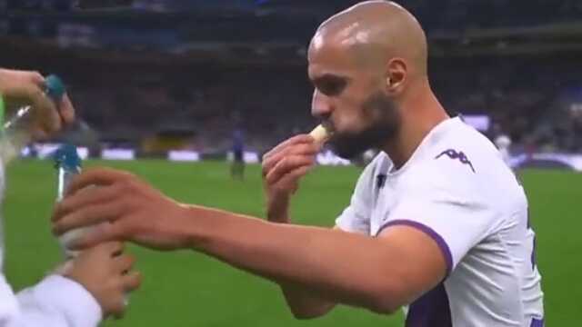Fiorentina'nın yıldızı Ranieri, takım arkadaşı Amrabat'ın orucunu açması için sakatlanmış numarası yaptı Fiorentina'nın yıldızı Ranieri, takım arkadaşı Amrabat'ın orucunu açması için sakatlanmış numarası yaptı