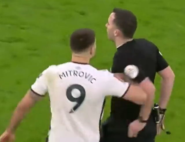 Futboldan men etseydiniz! Hakemi dürten Mitrovic'e verilen cezanın örneği tarihte yok