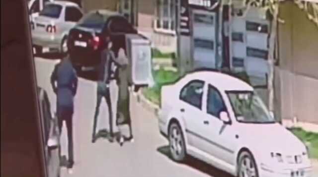 Genç kadının 'Namusumu temizledim' diyerek kayınbiraderini vurduğu anlar kamerada Genç kadının 'Namusumu temizledim' diyerek kayınbiraderini vurduğu anlar kamerada