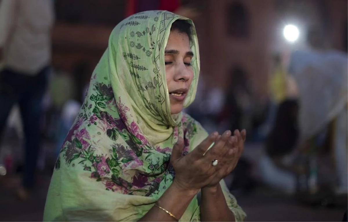 Hindistan\'da Müslümanlar İftar ve İbadet İçin Cuma Camisi\'nde Toplandı