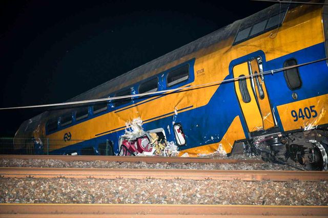 Hollanda'da yolcu treni raydan çıktı: 1 ölü, 30 yaralı Hollanda'da yolcu treni raydan çıktı: 1 ölü, 30 yaralı