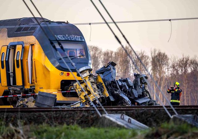 Hollanda'da yolcu treni raydan çıktı: 1 ölü, 30 yaralı Hollanda'da yolcu treni raydan çıktı: 1 ölü, 30 yaralı