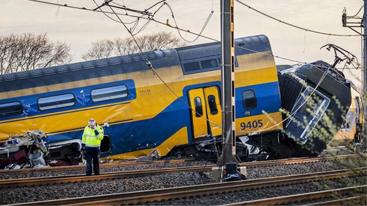 Hollanda\'da tren faciası! Raylardaki inşaat malzemeleri yüzünden devrildi: 1 ölü, 30 yaralı