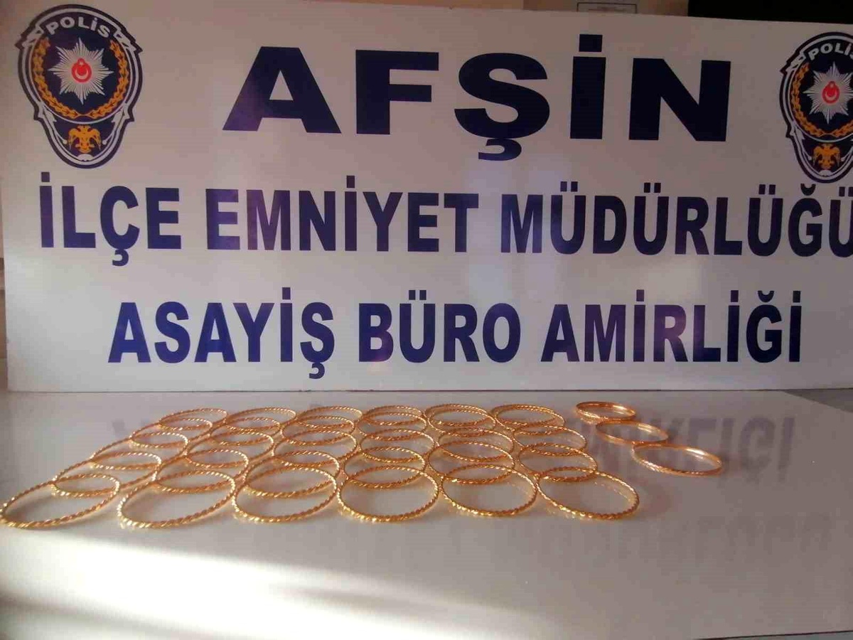 Kuyumcudan gerçek sanıp çaldığı bileziklerle yakalandı