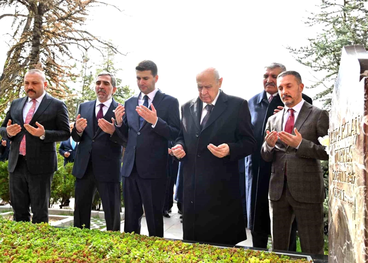 MHP lideri Bahçeli, Alparslan Türkeş\'in kabrini ziyaret etti