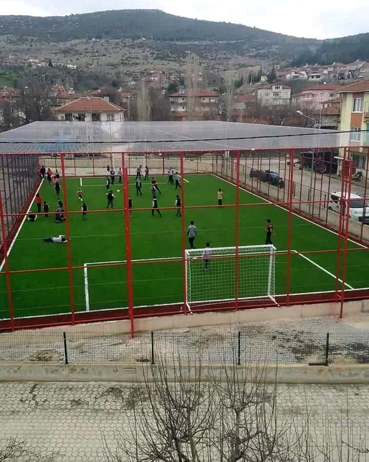 Okulun bahçesine yapılan halı saha çalışmaları tamamlandı