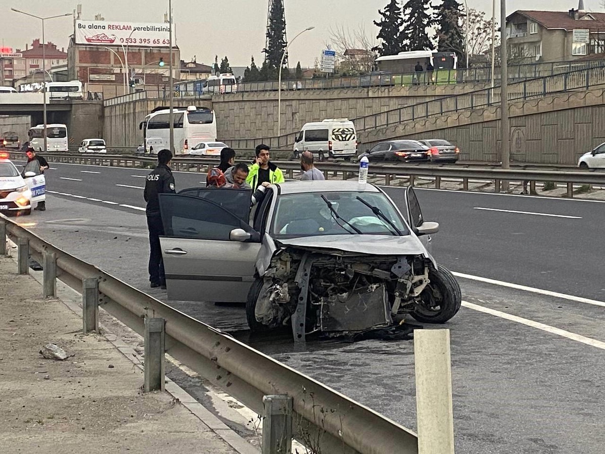 Otomobil önce tıra ardından bariyerlere çarptı: 2 yaralı