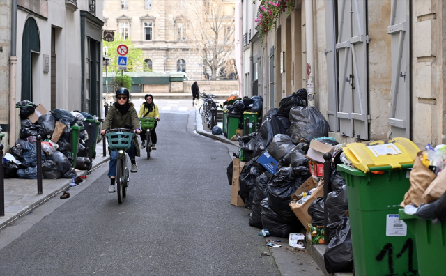 Paris'te çöp toplayıcıları 13 Nisan'da süresiz greve gidecek