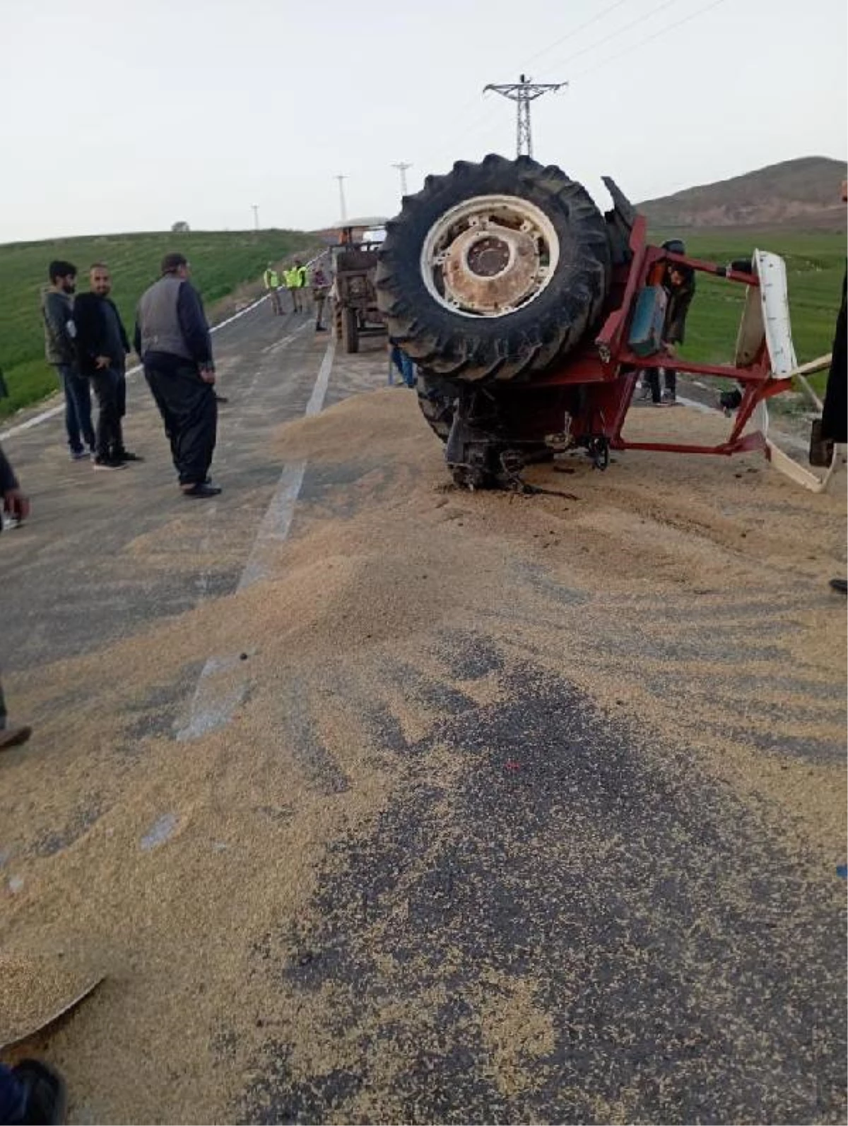 Römorktaki aşırı yük nedeniyle ikiye ayrılan traktörün sürücüsü yaralandı