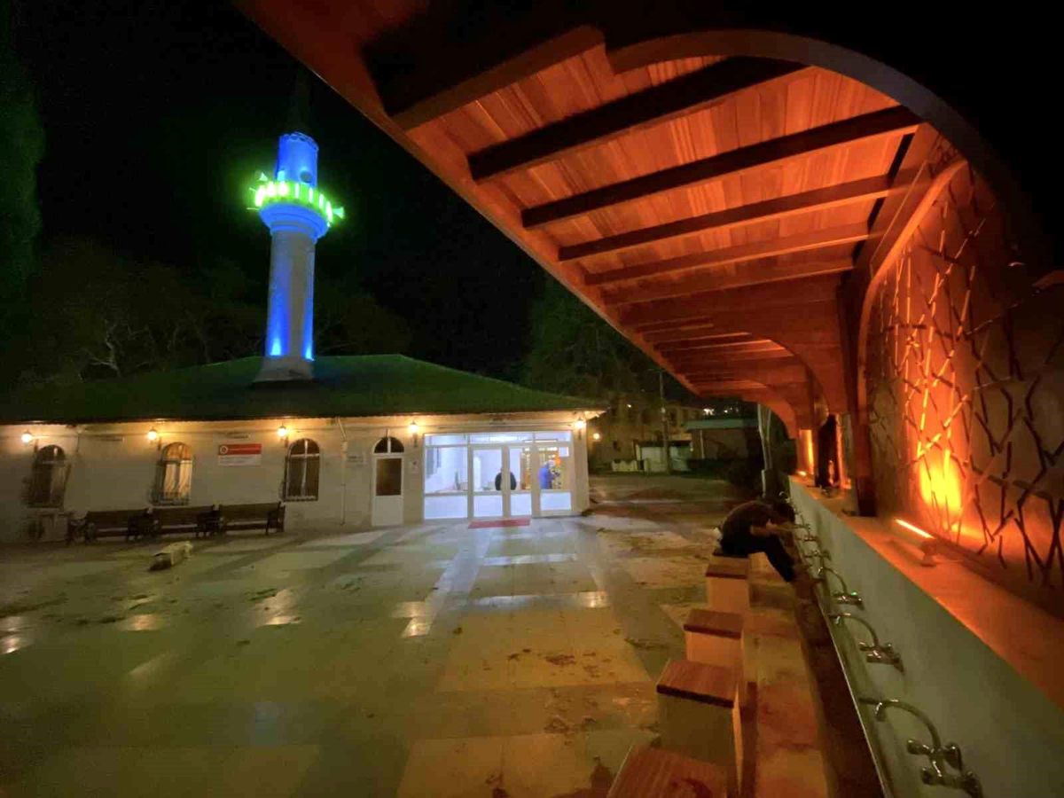 Tarihi Sümer Cami\'nin dokusuna uygun şadırvan