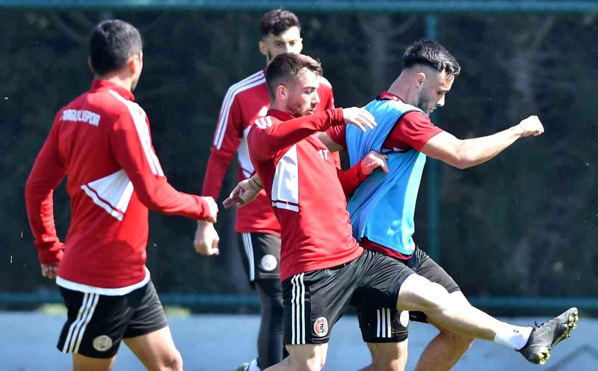 Turgutluspor\'da 2 oyuncu kadro dışı bırakıldı