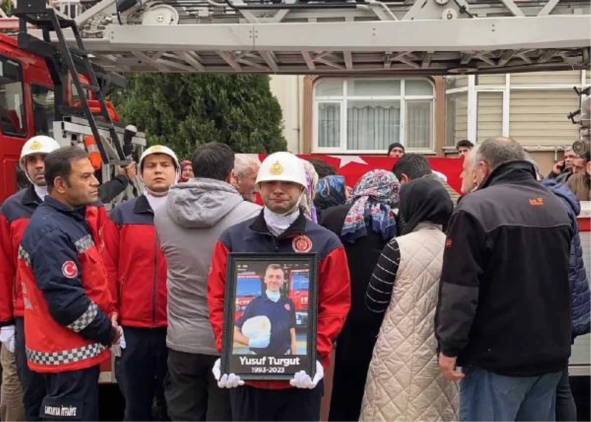 Yangına müdahale ederken bulunduğu bölüm çöken itfaiye eri, yaşamını yitirdi (3)