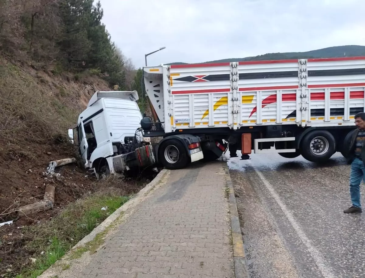 Yol kenarındaki toprak yığınına çarpan tırın sürücüsü yaralandı