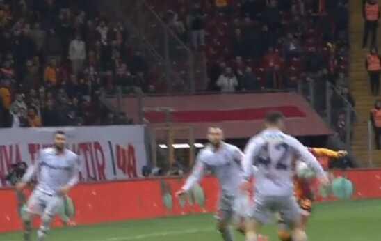 2 gol iptal edildi, Galatasaray taraftarı çılgına döndü! 2 pozisyon için de penaltı isyanı